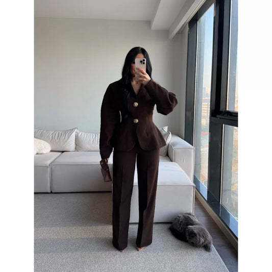 بدلة بنية اللون بأكمام بالون وأزرار ذهبية