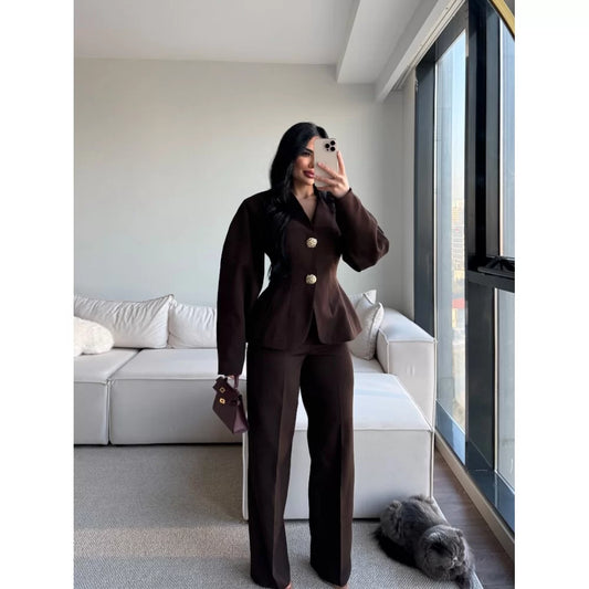 بدلة بنية اللون بأكمام بالون وأزرار ذهبية