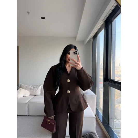 بدلة بنية اللون بأكمام بالون وأزرار ذهبية