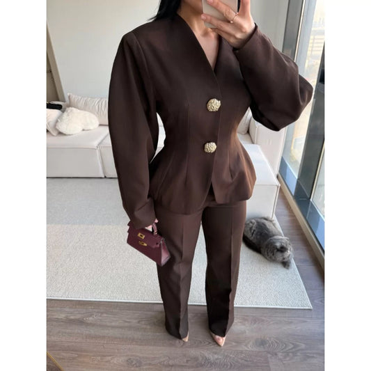 بدلة بنية اللون بأكمام بالون وأزرار ذهبية