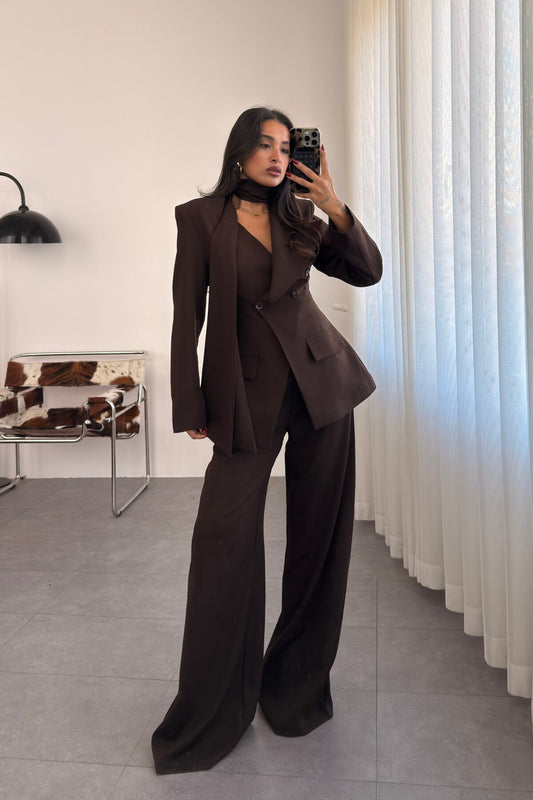 Waist-Fitting Brown Suit