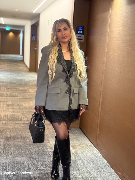 جاكيت رمادي بتفاصيل من الدانتيل