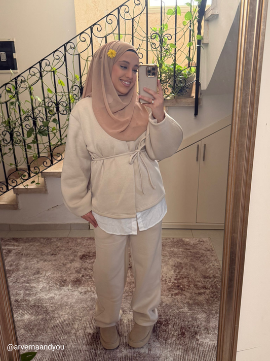 بدلة رياضية بيج اللون ذات صفين من الأزرار وربطة عنق