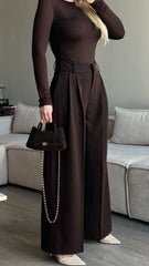 بنطلون بني اللون بتفاصيل مخططة أمامية مطوية