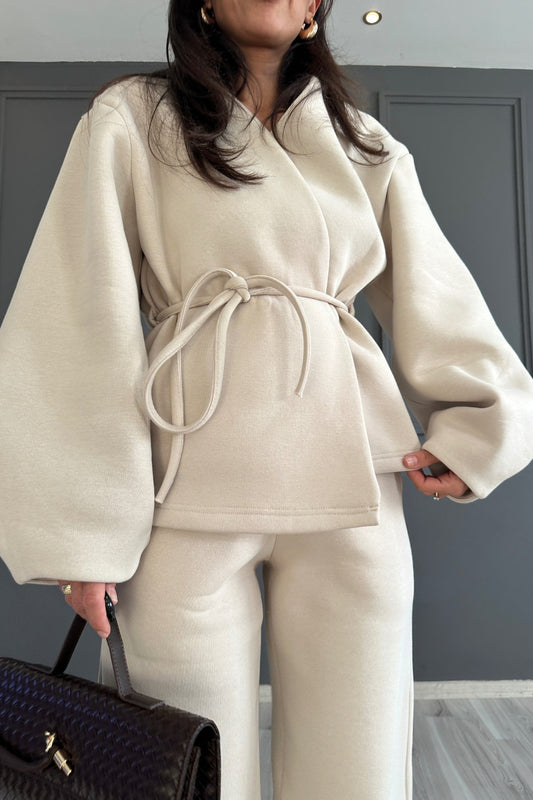 بدلة رياضية بيج اللون ذات صفين من الأزرار وربطة عنق