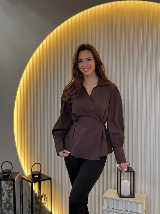 قميص بني بأكمام ملفوفة مطوية بتفاصيل مميزة