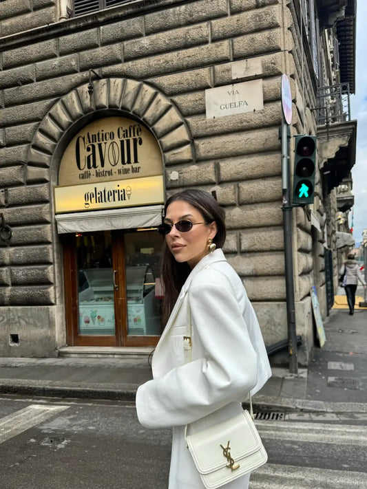 جاكيت أنيق قصير بكتفين عريضتين