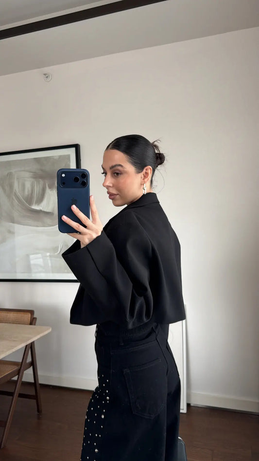 جاكيت أنيق قصير بكتفين عريضتين