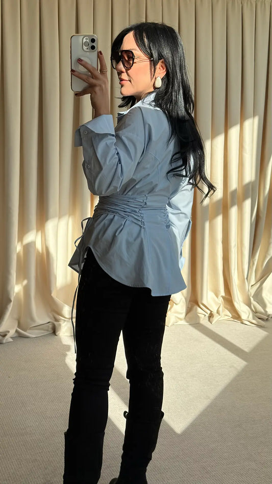 قميص بتصميم أزرق مزين بفتحة ورباط حبل