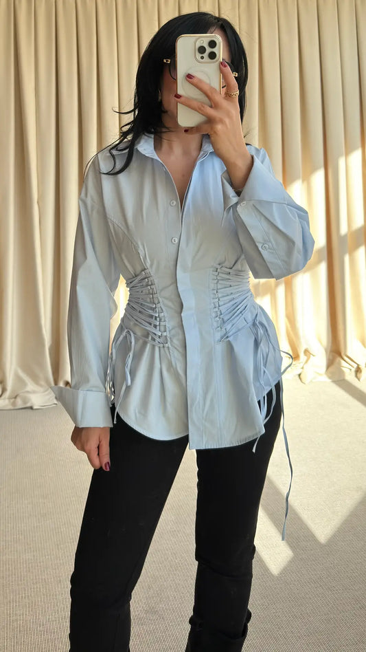 قميص بتصميم أزرق مزين بفتحة ورباط حبل