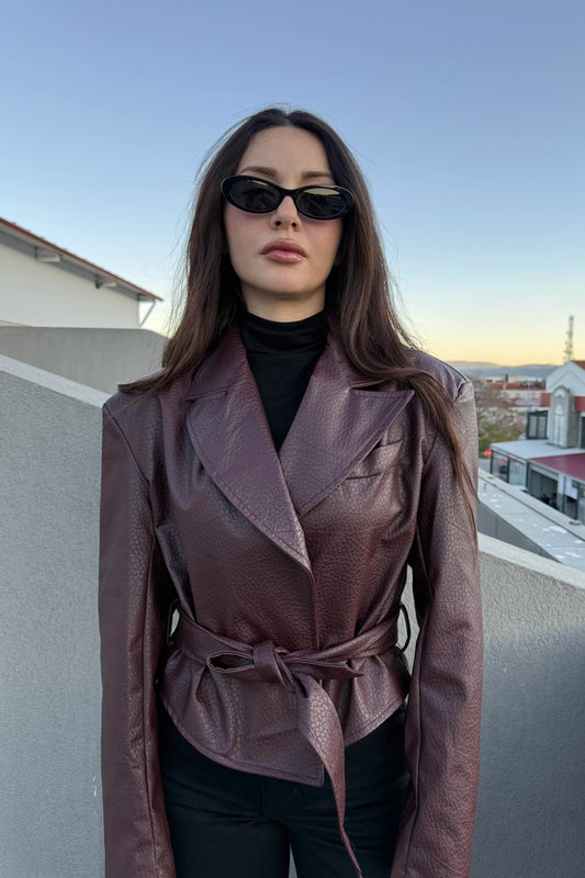 جاكيت جلدي مبطن وحزام بلون بورغندي