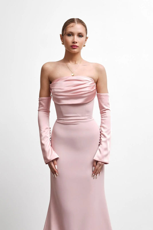 فستان سهرة بأكمام من الساتان الوردي الفاتح من علياء