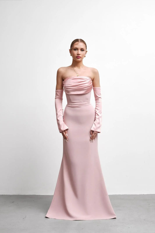 فستان سهرة بأكمام من الساتان الوردي الفاتح من علياء