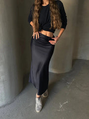 تنورة ستان متوسطة الطول باللون الكحلي