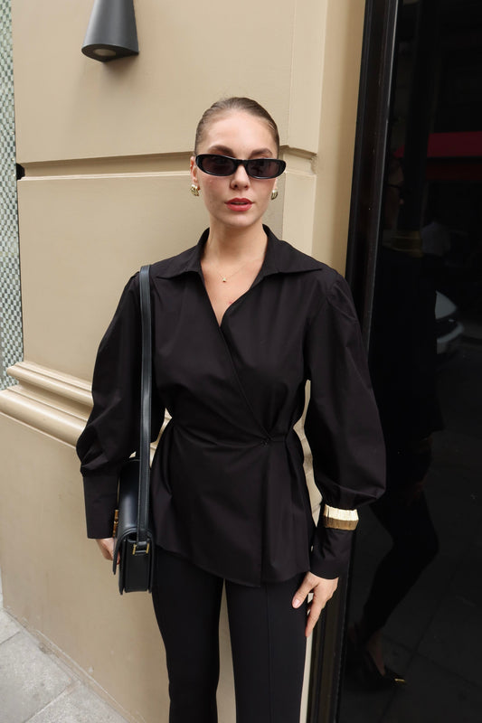 قميص أسود بأكمام مطوية مزينة بتفاصيل مطوية